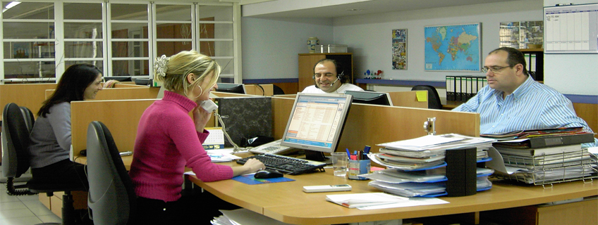 Atención al Cliente Personalizada :: Un vistazo a nuestra oficina de atención al cliente donde son atendidos nuestros clientes por nuestros encargados de ventas